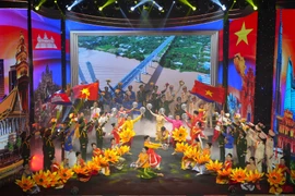 The performance “Mekong - New Era” by the art troupes from the Vietnam Border Guard Command and the Royal Cambodian Army (Photo: VNA)