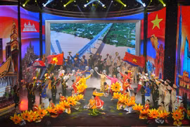The performance “Mekong - New Era” by the art troupes from the Vietnam Border Guard Command and the Royal Cambodian Army (Photo: VNA)