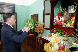Politburo member and Permanent member of the Party Central Committee's Secretariat Tran Cam Tu offered incense in tribute to President Ho Chi Minh at House 67. (Photo: VNA)