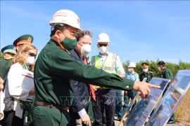 )Deputy Minister of National Defence Sen. Lieut. Gen. Hoang Xuan Chien and US Ambassador to Vietnam Marc Knapper inspect dioxin treatment at Bien Hoa airport. (Photo: VNA)