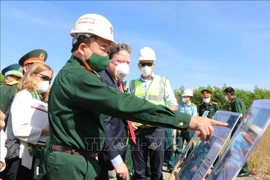 )Deputy Minister of National Defence Sen. Lieut. Gen. Hoang Xuan Chien and US Ambassador to Vietnam Marc Knapper inspect dioxin treatment at Bien Hoa airport. (Photo: VNA)