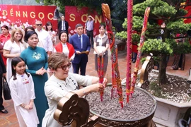 Madam Ngo Phuong Ly and Madam Lis Cuesta Peraza offer incense at Ngoc Son Temple. (Photo: VNA)