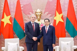 Chairman of the National Assembly Tran Thanh Man (R) shakes hands with Igor Sergeenko, Chairman of the House of Representatives of the NA of Belarus, at their meeting in Hanoi on September 1, 2025. (Photo: VNA)