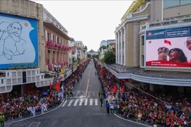 People gather at the Trang Tien intersection in Hanoi to watch the National Day parade rehearsal on August 30. (Photo: VNA) 