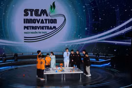 The robotics team from Cau Giay Secondary School, Hanoi, performs at the event (Photo: VNA)