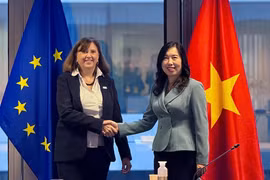 Vietnamese Deputy Minister of Foreign Affairs Le Thi Thu Hang (R) and Acting Managing Director for Asia and the Pacific of EEAS Paola Pampaloni (Photo: baoquocte.vn)