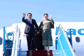 Prime Minister of Laos Sonexay Siphandone and his spouse Vandara Siphandone arrive in Hanoi on June 7, beginning an official visit to Vietnam and attendance at the third ASEAN Future Forum (AFF) (Photo: VNA)