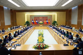 Prime Minister Le Minh Hung and his visiting Lao counterpart Sonexay Siphandone have talks in Hanoi on June 7 (Photo: VNA)