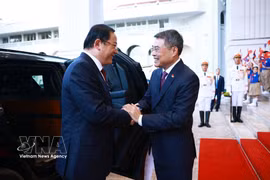Prime Minister Le Minh Hung (right) welcomes Lao counterpart Sonexay Siphandone, who begins a three-day official visit to Vietnam and attendance at the third ASEAN Future Forum. (Photo: VNA)