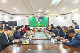 The meeting between the delegation of the Vietnamese Ministry of Foreign Affairs led by its Deputy Minister Le Thi Thu Hang and Governor of Preah Sihanouk province Mang Sineth. (Photo: VNA)