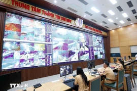 Police offiers mornitor the traffic through AI camera (Photo: VNA)