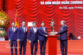 Party General Secretary and State President To Lam presents a statute of President Ho Chi Minh to VNU-Hanoi. (Photo: VNA)