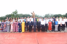The delegation visit the monument of President Kaysone Phomvihane in Savannakhet province. (Photo: VNA)