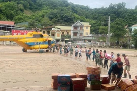 A helicopter of the Air Defense - Air Force carrying relief goods lands in Tuong Duong commune, Nghe An province. (Photo: VNA)