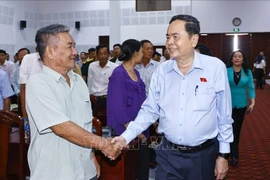 National Assembly Chairman Tran Thanh Man (R) meets with voters in Vi Xuyen district, Hau Giang province, on April 18. (Photo: VNA)