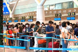 Passengers pack Tan Son Nhat Airport. (Source: vietnamnet.vn)