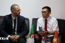 Vietnamese Ambassador to Algeria Tran Quoc Khanh (R) and Abdelkader Toumi, President of the Chamber of Commerce and Industry of Batna province, at their meeting on September 16. (Photo: VNA)
