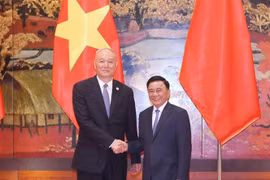 Tran Cam Tu, Politburo member, permanent member of the CPV Central Committee’s Secretariat (R) and Cai Qi, member of the Standing Committee of the Political Bureau of the CPC Central Committee, member of the CPC Central Committee’s Secretariat and Chief of the CPC Central Committee’s Office. (Photo: VNA)