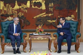 Prime Minister Pham Minh Chinh (R) receives Portuguese Minister of State and Foreign Affairs Paulo Rangel in Hanoi on February 27. (Photo: VNA)