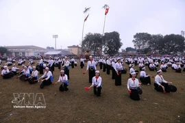 Artisans dressed in traditional ethnic attire perform Muong gong music at the Khai Ha (going down to the fields) festival in Muong Bi commune, Phu Tho province, on February 24, 2026 (the eighth day of the first lunar month of the Year of the Horse). (Source: VNA)