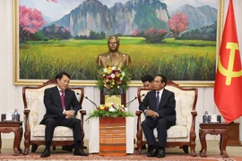 Politburo member, Permanent member of the Lao People’s Revolutionary Party (LPRP) Central Committee’s Secretariat, Vice President of Laos Bounthong Chitmani (right) receives Vietnamese Minister of Public Security General Luong Tam Quang. (Photo: VNA)
