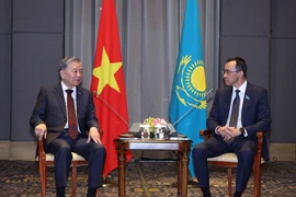 Party General Secretary To Lam (L) meets with Chairman of the Senate of the Parliament of Kazakhstan Maulen Ashimbayev (Photo: VNA)