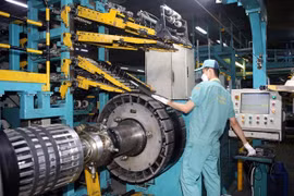 Workers operate the truck tyre production system at the DRC factory in Da Nang city. (Photo: VNA)