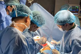 Doctors from Military Hospital 175 perform surgery on a patient on Truong Sa Island. (Photo: Military Hospital 175)