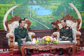 Lao Minister of National Defence Sen. Lt. Gen. Khamlieng Outhakaysone (right) and Commander of of the Vietnam Border Guard at their meeting on October 10. (Photo: VNA)