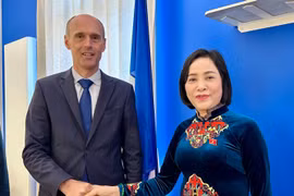 NA Vice Chairwoman Nguyen Thi Thanh (right) and Mayor of Provins city Olivier Lavenka (Photo: VNA)