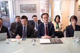 Ambassador Do Hung Viet (second from right( (Photo: VNA)