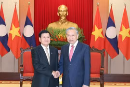 Party General Secretary To Lam (right) meets with Lao Party General Secretary and President Thongloun Sisoulith on October 25. (Photo: VNA)