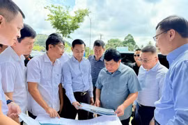 Deputy Prime Minister Nguyen Chi Dung (front, third from right) inspects the Provincial Road DT.975 project on April 21. (Photo: VNA)