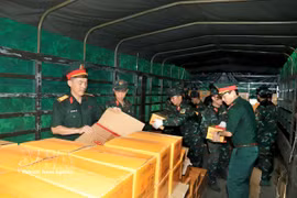 Logistics and technical personnel transport relief supplies, food and essential provisions for shipment to Venezuela (Photo: VNA)