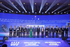 Delegates pose for a commemorative photograph following the cooperation announcement ceremony and the presentation of letters of intent for cooperation at the Ho Chi Minh City investment cooperation forum. (Photo: VNA)