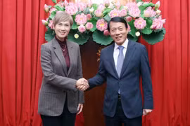 Minister of Public Security General Luong Tam Quang (R) and Singapore’s Minister for Digital Development and Information Josephine Teo in Hanoi on January 15 (Photo: VNA)