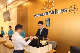A passenger uses the Check-in Lounge service on October 15 at Terminal T3 of Tan Son Nhat International Airport in Ho Chi Minh City. (Photo: nhandan.vn)