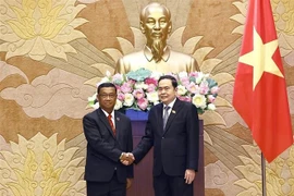 Chairman of the Vietnamese National Assembly (NA) Tran Thanh Man (right) receives Vice President of the Lao NA Suvon Luongbunmi in Hanoi on April 21. (Photo: VNA)
