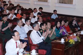Party General Secretary To Lam and officials attend the “Ban giao huong hoa binh” (symphony of peace) concert on April 21 evening. (Photo: VNA)