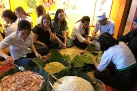 International students join a practical cooking course in preparation for Vietnamese Tet (Lunar New Year) in Da Nang City. (Photo courtesy of Phuong Chi) 