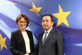 Acting Vietnamese Minister of Agriculture and Environment Tran Duc Thang (R) and European Commissioner for Environment, Water Resilience and a Competitive Circular Economy Jessica Raswall. (Photo: VNA)