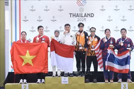 The shooting duo Trinh Thu Vinh and Pham Quang Huy of Vietnam win a silver medal in the 10m mixed team air pistol event. (Photo: VNA)