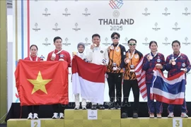The shooting duo Trinh Thu Vinh and Pham Quang Huy of Vietnam win a silver medal in the 10m mixed team air pistol event. (Photo: VNA)