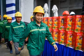 Workers at Ecopark construction site in Hung Yen province receive Tet (Lunar New Year) gifts. (Photo: nhandan.vn)