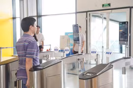 Passengers check in for flights using the VneID application at Noi Bai International Airport. (Photo: VietnamPlus)