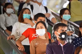 People wear face masks to prevent COVID-19 infection in Bangkok, Thailand. (Photo: XINHUA/VNA)