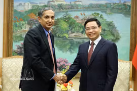 Deputy Prime Minister Nguyen Van Thang (R) receives Krishna Srinivasan, Director of the Asia and Pacific Department at the International Monetary Fund (IMF), in Hanoi on June 8. (Photo: VNA)