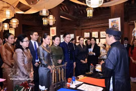 Spouses explore Vietnam's calligraphy art (Photo: VNA)