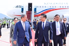 Vietnamese Minister of Industry and Trade Le Manh Hung (R) welcomes Cambodian Prime Minister Samdech Moha Borvor Thipadei Hun Manet upon his arrival at Noi Bai International Airport in Hanoi on June 8. (Photo:VNA)