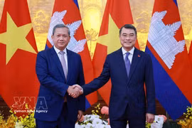 Vietnamese Prime Minister Le Minh Hung (R) and his Cambodian counterpart Hun Manet before the talks (Photo: VNA)